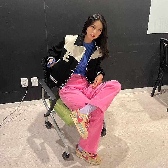 Actor Seolhyun posted his latest news on social media.On Wednesday, Seolhyun posted several photos on his personal Instagram account.In the open photo, Seolhyun stares at the camera in various poses, such as twisting his legs or putting his feet on a chair. He matches the blue color knit and stadium jacket in pink jeans and focuses his attention on fashion sense.Seolhyun recently broke up with FNC Entertainment. The next work is Genie TV I do not want to do anything.MBC Coffee Prince 1st Shop, tvN Cheese in the Trap directed by Profit margins set PD is attracting attention as a new work.