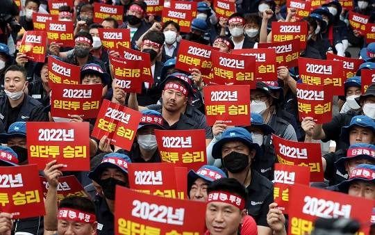 지난 8월 서울 서초구 현대기아차그룹 본사 앞에서 열린 '현대기아차 차별철폐 결의대회'를 연 민주노총 금속노조. 사진=뉴시스