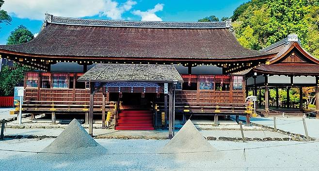 가미가모신사의 원추형 모래탑. 신의 강림을 상징하며, 음양설을 따르고 있다.