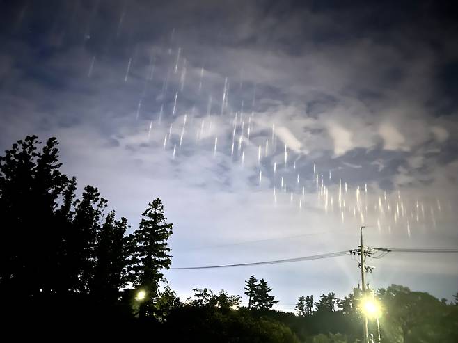 26일 오후 제주시 오라동에서 바라본 하늘에 빛기둥이 나타난 모습. / 사진=연합뉴스