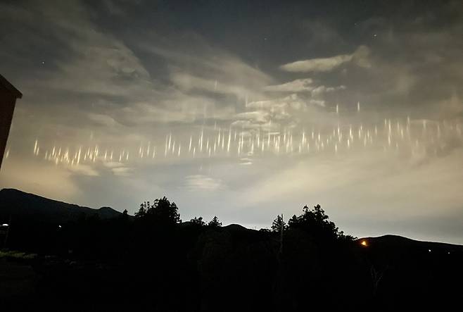 26일 오후 제주 서귀포시 남원읍에서 바라본 하늘에 빛기둥이 나타난 모습. / 사진=연합뉴스