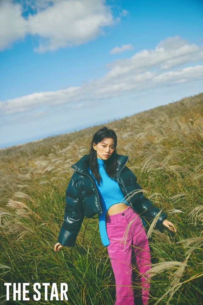 Singer and actress Kim Do-yeons pictorial has been released.Kim Do-yeon recently filmed and interviewed fashion star magazine The Star.In this photo, Kim Do-yeon showed a lyrical and natural appearance on the theme of  ⁇  Jeju Islands autumn day.In the open photo, Kim Do-yeon wears cropped padding, coats and sneakers to complete a stylish daily look suitable for autumn and winter.In an interview following the photo shoot, Kim Do-yeon recommends looking for, trying on, and challenging a lot of  ⁇  fashion. Fitting things in the store will also help.Then I told my own styling tips that I would get a sense of what style suits me.Kim Do-yeon, an actress and singer, said, I keep getting inspiration in my mind about inspiring various activities, and when I want to do something and wonder about it as opposed to others, I look for movies or writings to embody my inspiration.When I asked about the most exciting moments in recent years, I was so excited on the plane that I was shooting Jeju Island.When I looked out the window, the clouds were in the same position as my eyes, but it was so unrealistic and throbbing, and then the moment I heard my favorite song was so happy and meaningful to me.When asked about the roles and works he would like to play to actor Kim Do-yeon, he confidently explained, I really want to play the role of a sports player. I want to understand the sweat and effort of the players and express them in acting.