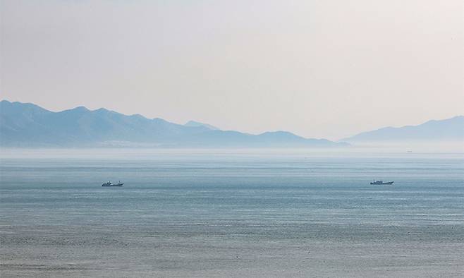27일 서해 최북단 인천 옹진군 백령도에서 바라본 북한 장산곶 일대에 안개가 껴 있다. 연합뉴스
