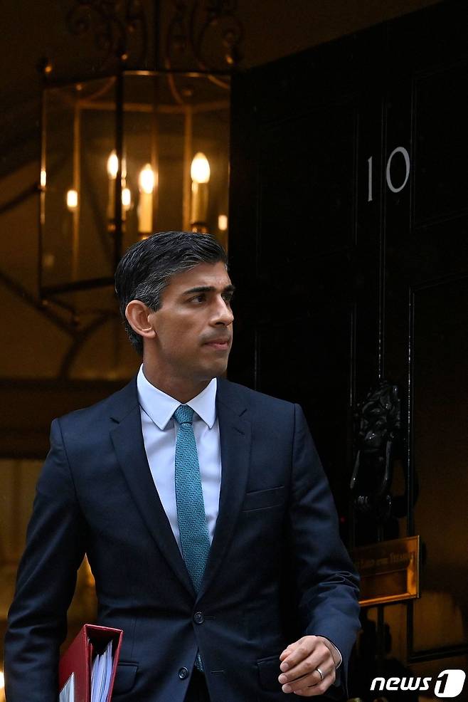 리시 수낵 영국 신임 총리가 26일(현지시간) 런던 하원에서 열린 첫 총리 질의응답에 참석을 하기 위해 다우닝가 10번지를 나서고 있다. ⓒ AFP=뉴스1 ⓒ News1 우동명 기자