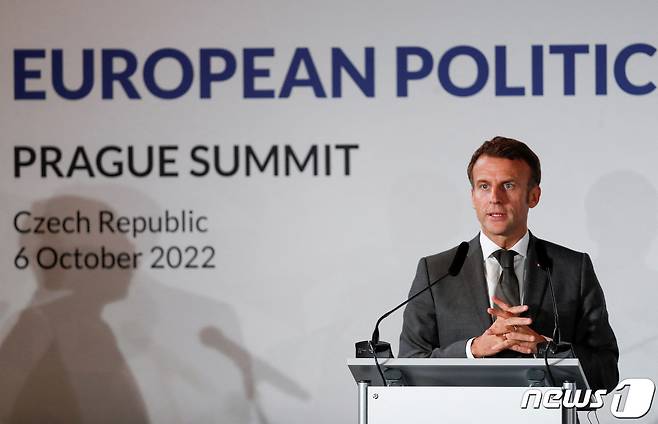 6일(현지시간) 체코 프라하에서 열린 유럽연합(EU) 27개국 비공식 정상회담과 유럽정치공동체(EPC) 출범 회의에 에마뉘엘 마크롱 프랑스 대통령이 참석해 기자회견 하고 있다. ⓒ 로이터=뉴스1 ⓒ News1 김성식 기자