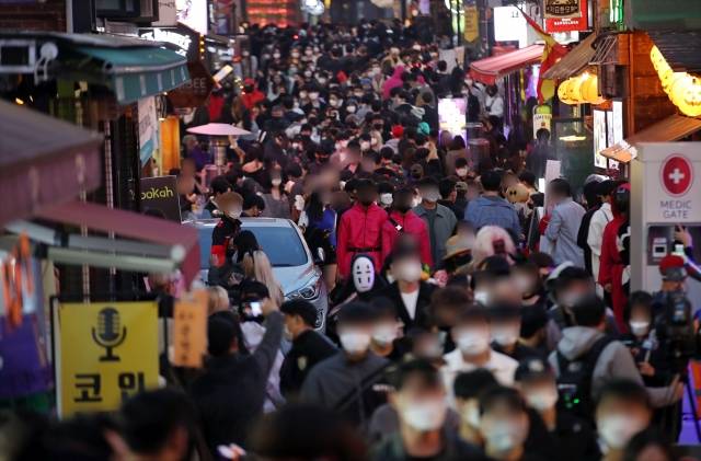 지난해 ‘핼러윈 데이’인 10월 31일 서울 용산구 이태원 거리에 시민들이 오가고 있다. 연합뉴스