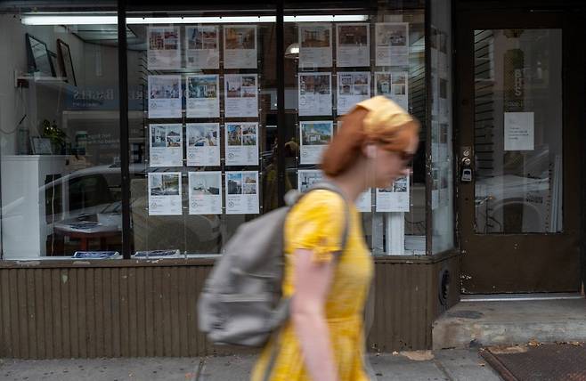 미국 뉴욕의 한 부동산 중개업소 창문에 주거용 매물 리스트가 게시돼 있다. /ⓒ AFP=뉴스1