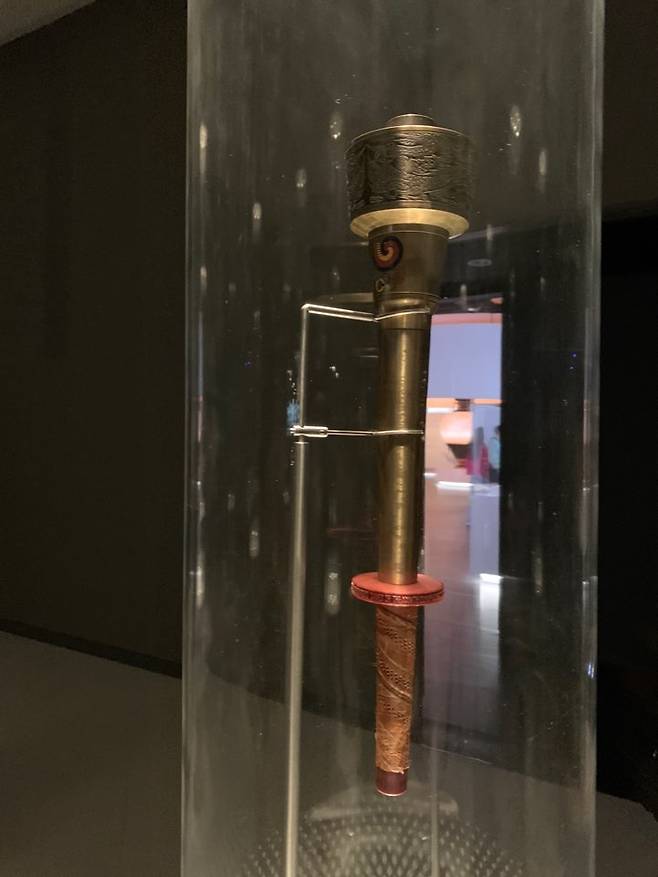 1988년 서울 올림픽에서 쓰인 성화봉 (도하=연합뉴스) 김예나 기자 = 지난 23일(현지시간) 카타르 도하의 '3-2-1 카타르 올림픽 및 스포츠 박물관'에 1988년 서울 올림픽에서 쓰인 성화봉이 전시돼 있다. 2022.10.27
yes@yna.co.kr