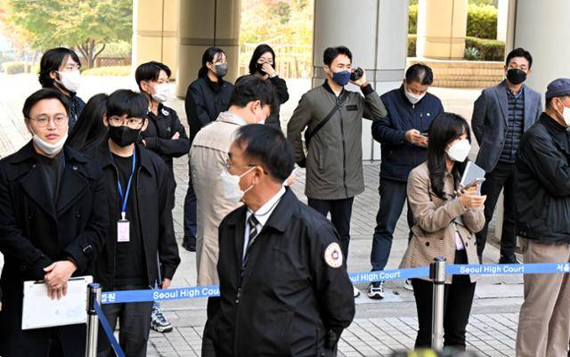 유동규 전 성남도시개발공사 기획본부장이 28일 서울 서초구 서울중앙지방법원에서 열린 대장동 개발 사업 로비·특혜 의혹 관련 재판에 출석하기에 앞서 포토라인 안쪽에는 법원 보안관리대원들이 밖에는 경찰들과 기자들이 유 전 본부장의 도착을 기다리고 있다. 왕태석 선임기자