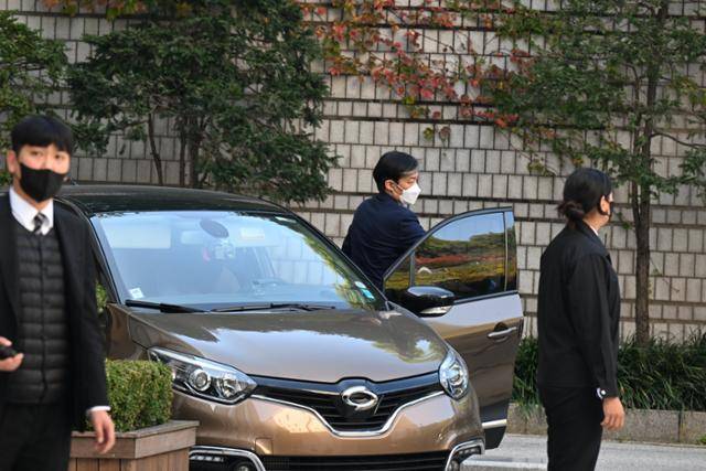 21일 법원에 조국 전 장관이 도착하기 전 법원 관계자가 바리케이드를 치웠으며 곧이어 자가 운전을 하고 온 조 전 장관이 주차를 한 후 법정으로 향했다. 왕태석 선임기자