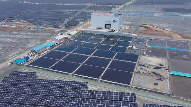 몇 남지 않은 신안군 임자도의 염전. 바로 옆으로 태양광 발전소와 공사 현장이 보인다.