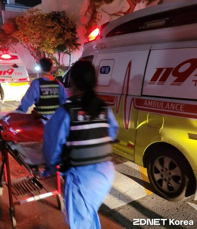 순천향대서울병원 영안실이 가득차자 신원이 확인된 희생자들을 다른 병원 등으로 이송하고 있다.