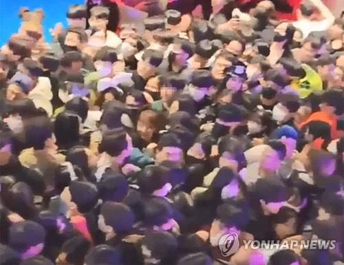 29일 오후 서울 용산구 이태원동 일대에 핼러윈을 맞이해 인파가 몰리면서 사고가 발생했다. 사진은 이날 사고 난 현장의 사고 전 상황으로 사람들이 밀려다닐 정도로 밀집된 모습이다.<연합뉴스>