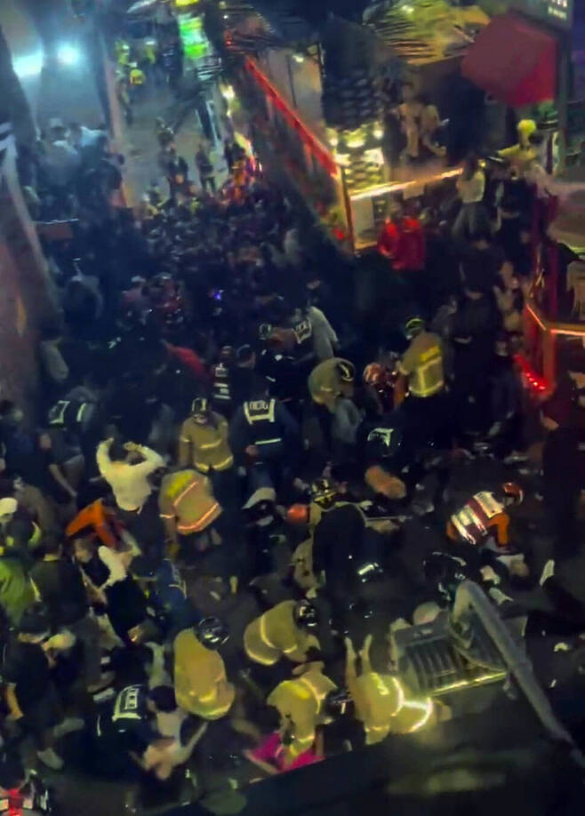 지난 29일 오후 서울 용산구 이태원동 핼러윈 축제현장에서 인파가 몰려 사고가 발생, 119 구조대원들이 구조활동을 하고 있다. 트위터 갈무리