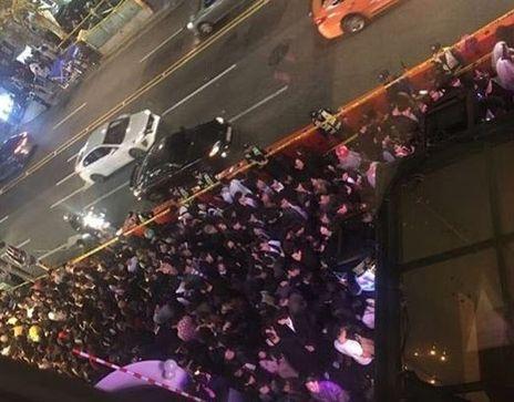 2017년 당시 이태원 거리에 설치된 폴리스라인과 경찰들. 군중이 대로까지 넘지 않도록 막아 놓은 모습이다. 인스타그램 캡처