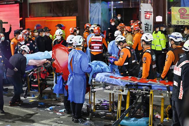 서울 용산구 이태원 해밀턴 호텔 인근 골목길에서 대규모 압사사고가 발생한 가운데 30일 새벽 해밀턴 호텔 앞 인근 도로에서 구조대원들이 사상자를 이송하고 있다. 우상조 기자
