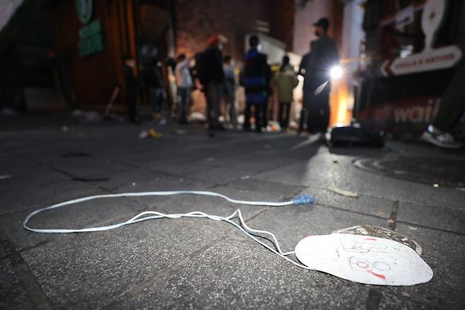 30일 오전 서울 용산구 이태원 인명사고 현장에 자동 심장충격기 부품이 놓여있다. 연합뉴스