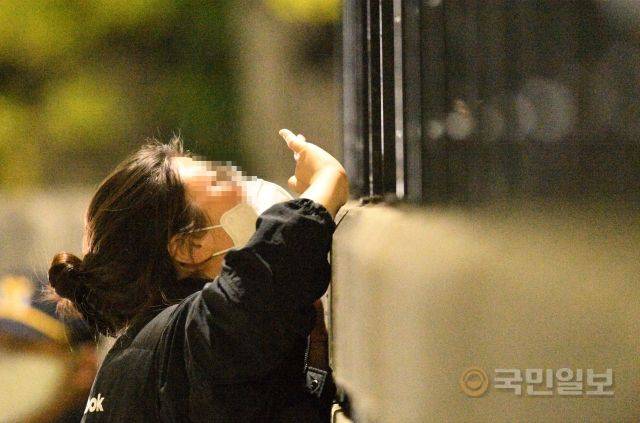 한 시민이 애타게 신원 확인을 요구하지만, 아무런 대답을 들을 수 없었다.