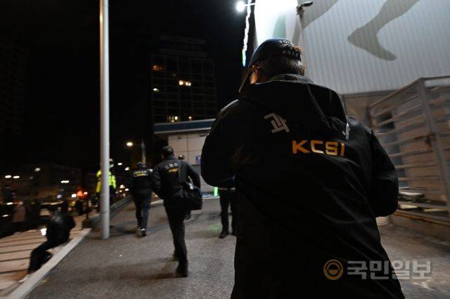 과학수사대원들이 체육관안으로 진입하고 있다.