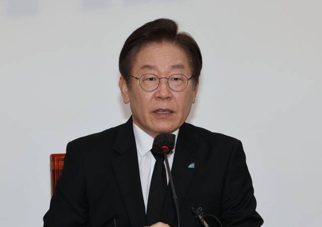 이재명 더불어민주당 대표가 30일 국회에서 긴급 최고위원 회의를 마치고 '이태원 참사'와 관련해 "민주당은 다른 어떤 것도 다 제쳐두고 정부의 사고 수습과 치유를 위한 노력에 초당적으로 적극 협력하겠다"고 밝히고 있다. 연합뉴스