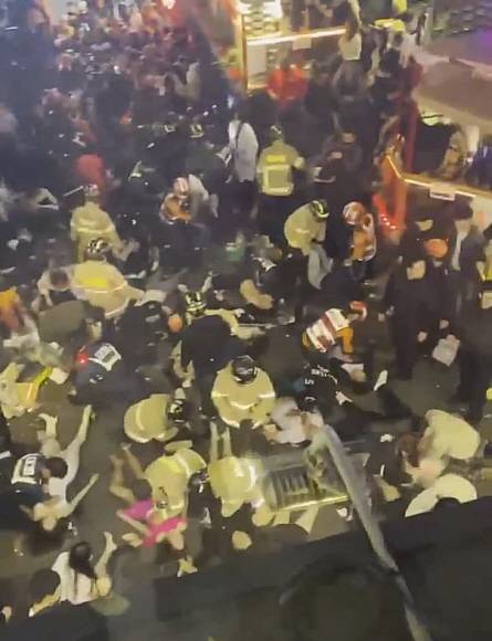 29일 밤 서울 용산구 이태원 한복판에서 심정지 환자가 대규모로 발생했다. 3년 만에 첫 ‘야외 노마스크’ 핼러윈을 맞아 인파가 몰리면서 대규모 압사사고가 일어난 것으로 추정된다. 사진은 사고 당시 모습. 2022.10.30 SNS 캡처