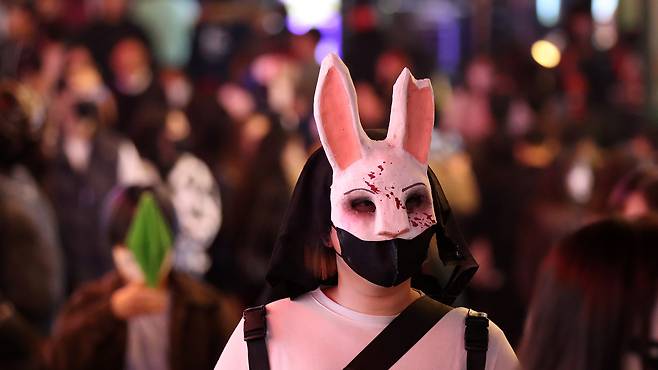 3년 만에 거리두기 없는 핼러윈 축제가 시작된 28일 오후 서울 용산구 이태원 거리가 시민들로 북적이고 있다./뉴스1