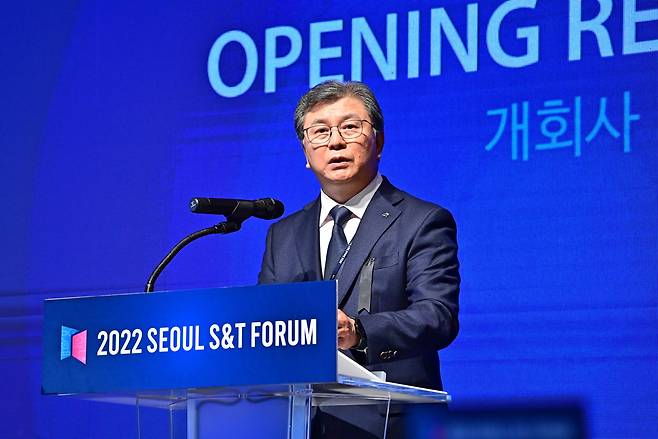 김복철 NST 이사장이 31일 열린 2022 서울 과학기술 포럼에서 개회사를 하고 있다.[KIST 제공]