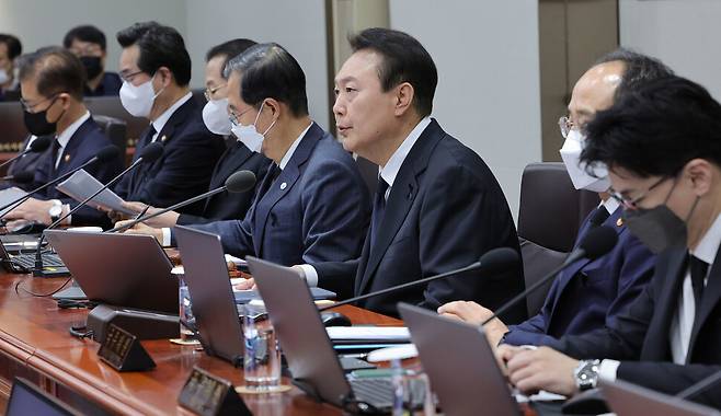 윤석열 대통령이 1일 용산 대통령실에서 열린 국무회의에서 발언하고 있다. 대통령실사진기자단