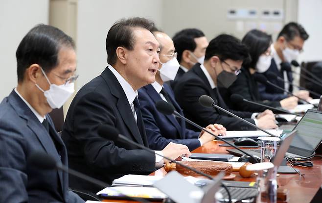 윤석열 대통령(왼쪽에서 두번째)이 1일 서울 용산 대통령실 청사에서 열린 국무회의에서 발언하고 있다. 대통령실 통신사진기자단