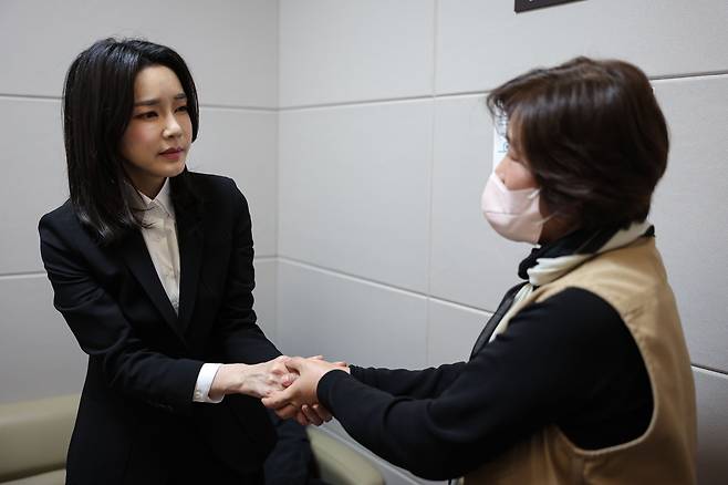 김건희 여사가 2일 오후 서울 이태원 참사 현장에서 부상한 현직 장병이 치료 중인 서울 목동 한 병원 중환자실에서 모친을 위로하고 있다. /대통령실 제공