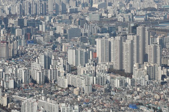 부모가 자식에게 집을 대물림하는 방법으로 '직거래'가 뜨고 있다. 사진은 서울 시내 아파트 단지 모습. 뉴시스