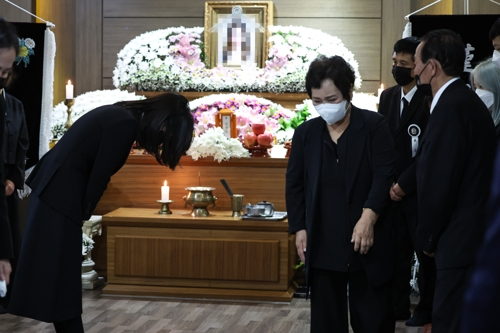 김건희 여사가 2일 오후 이태원 참사 고교생 희생자 빈소가 마련된 서울 노원구 한 장례식장을 방문해 유가족을 위로하고 있다. 대통령실 제공