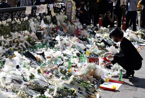 - 2일 오후 서울 용산구 이태원역 1번 출구 앞 핼러윈데이 사고 희생자 추모공간을 찾은 외국인이 지인을 추모하고 있다. 2022.11.2 연합뉴스