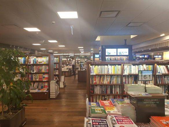 광화문 교보문고. 앉아서 책을 읽을 공간이 많지 않다.