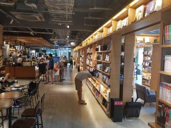 책을 사지 않아도 고객들이 휴식하거나 즐기러 올 수 있도록 매장을 구성했다.