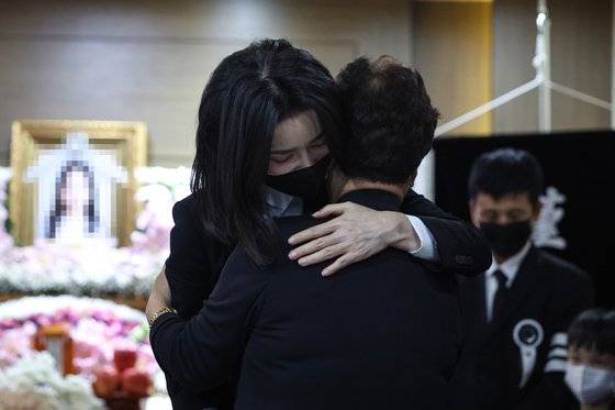 윤석열 대통령 부인 김건희 여사가 2일 서울 노원구 한 장례식장에 마련된 이태원 참사 고등학생 희생자 빈소를 찾아 유가족을 위로하고 있다. 사진 대통령실