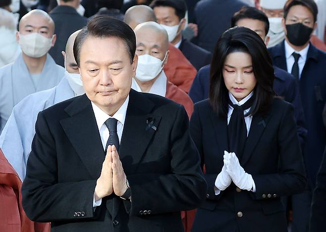 윤석열 대통령과 김건희 여사가 4일 오후 서울 종로구 조계사에서 열린 이태원 참사로 희생된 156명의 영가를 추모하는 위령법회에서 합장을 하고 있다. /뉴스1
