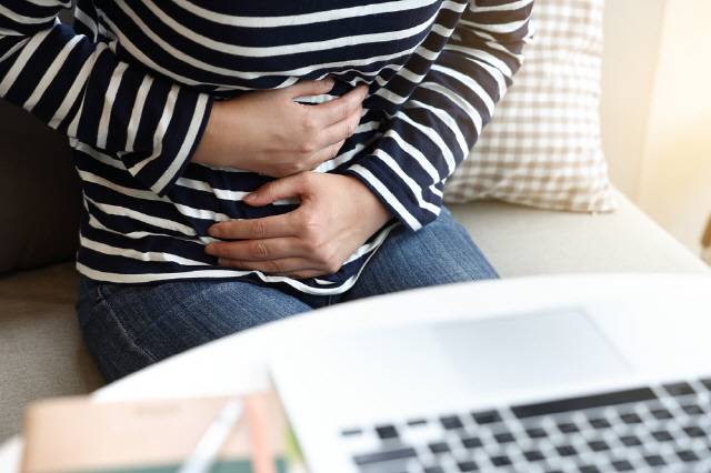 자궁근종이 직장 쪽을 압박하면 변 보기 힘들어질 수 있다./사진=클립아트코리아