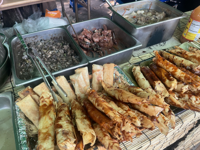 서울 혜화동 필리핀 마켓에서 판매하는 길거리 음식.