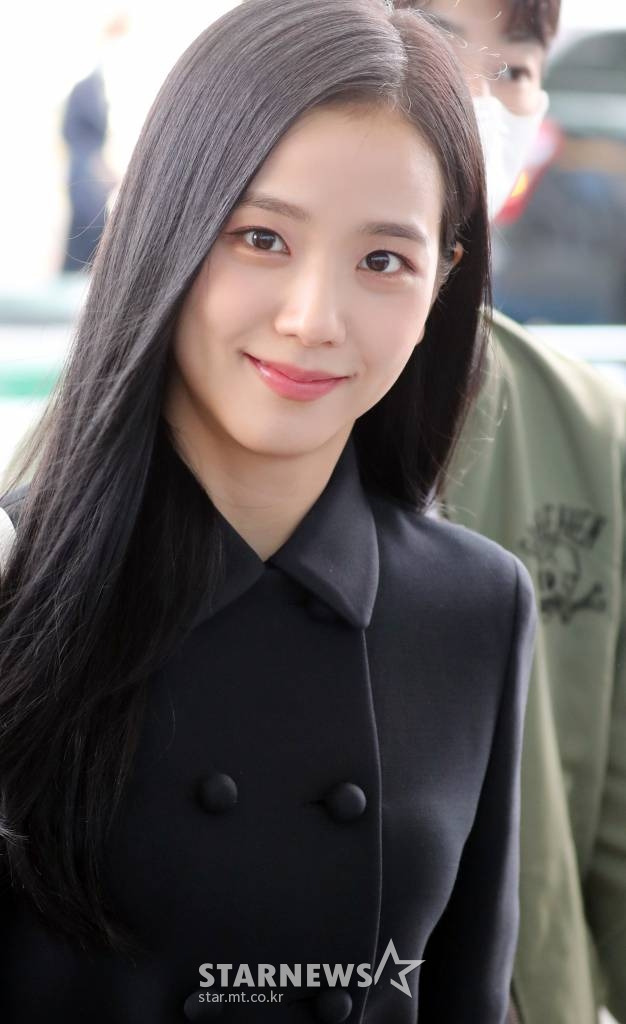 YG Entertainment, a subsidiary company, emphasized that there is no problem with the group BLACKPINK member Jisoos health problem.YG Entertainment said on the 4th, JiSoo is currently working on the World Tour schedule and there is no problem with health.In the photo, Jisoo, who is singing with a bright expression, was curious about the swelling of a small lump on his neck.This is not the first time a lump has been spotted on JiSoos neck. Earlier, there were fans who caught JiSoos lump during concerts and broadcasts, especially when the schedule was busy, and the possibility of diseases such as lymphoma was raised.Some of them also showed some issues surrounding BLACKPINKs World Tour performance.BLACKPINK currently has 14 tours in seven North American cities, including Dallas, Houston and Atlanta, since the release of their second full-length album, BORN PINK.JiSoos authenticity in relation to this photo remains a question, but the recent appearance of JiSoo in the official appearance did not seem to be a big problem.