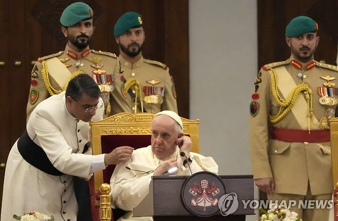 바레인 방문한 교황 (마나마 AP=연합뉴스) 프란치스코 교황이 3일(현지시간) 바레인에 도착해 하마드 빈 이사 알-할리파 국왕이 주최한 환영 행사에 참석해 있다. 2022.11.3 photo@yna.co.kr