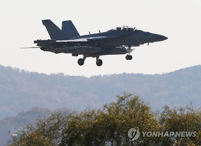 착륙하는 그라울러 (평택=연합뉴스) 홍기원 기자 = 한미 공군 연합공중훈련 '비질런트 스톰'이 진행 중인 4일 경기도 평택시 주한미공군 오산기지에서 전자전기 EA-18 그라울러가 착륙하고 있다.
한미 공군은 이번 훈련을 오는 5일까지 하루 연장했다. 2022.11.4 xanadu@yna.co.kr