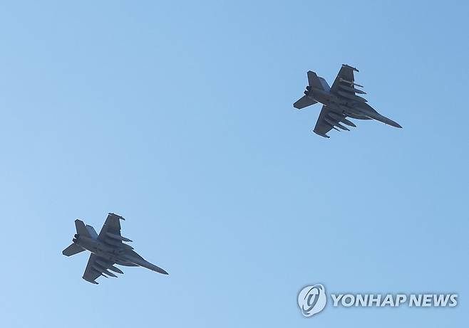 오산기지 상공 비행하는 그라울러 (평택=연합뉴스) 홍기원 기자 = 한미 공군 연합공중훈련 '비질런트 스톰'이 진행 중인 4일 경기도 평택시 주한미공군 오산기지에서 전자전기 EA-18 그라울러가 비행하고 있다.
한미 공군은 이번 훈련을 오는 5일까지 하루 연장했다. 2022.11.4 xanadu@yna.co.kr