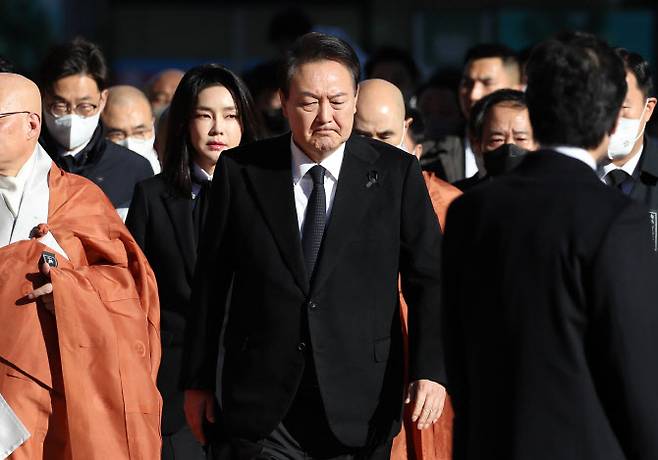 윤석열 대통령과 부인 김건희 여사가 4일 오후 서울 종로구 조계사에서 열린 ‘이태원 참사 희생영가 추모 위령법회’에 참석하고 있다 (사진=연합뉴스)