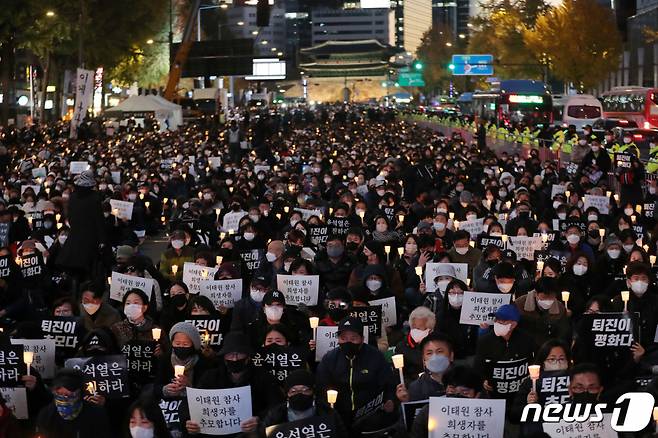 촛불행동 회원과 시민들이 5일 오후 서울 시청역 앞에서 열린 이태원 참사 희생자 추모촛불집회에서 촛불을 들고 있다. /사진=뉴스1