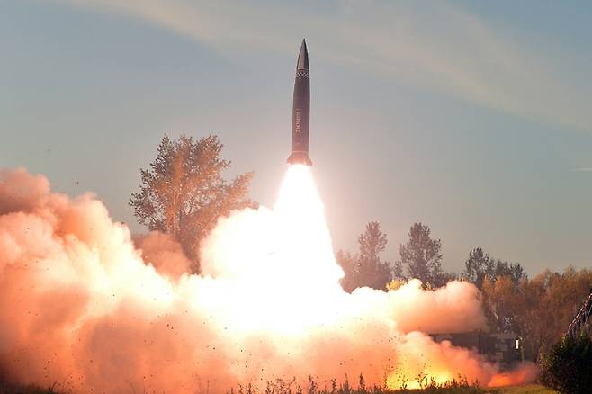 북한의 KN-23 단거리탄도미사일(SRBM) 개량형으로 추정되는 미사일이 발사되고 있다. 노동신문·뉴스1