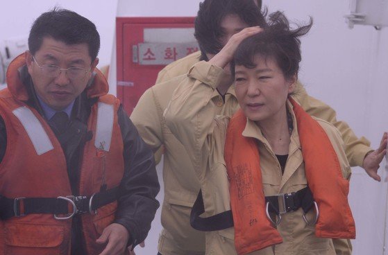 2014년 4월 17일, 세월호 침몰사고 이틀째인 이날 박근혜 대통령이 전남 진도 해상에 침몰한 세월호 사고현장을 찾아 해경 경비함정에서 수색 구조상황을 살펴보고 있다. 청와대사진기자단