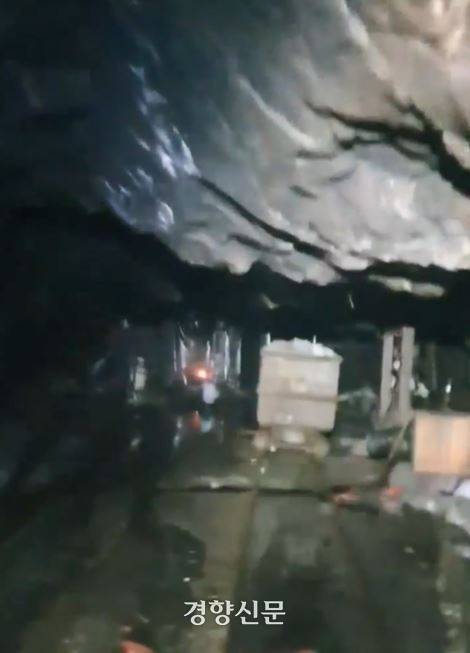 경북 봉화군 광산 매몰사고로 고립됐던 노동자들이 열흘 동안 버틴 갱도 내부 천막 안에서 지난 4일 장작이 타고 있는 모습이 보인다. |경북도소방본부 제공