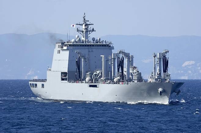 일본 해상자위대 주최로 6일 가나가와현 사가미만에서 열린 국제관함식에서 한국 군수지원함 ‘소양함’이 항행하고 있다. 연합뉴스