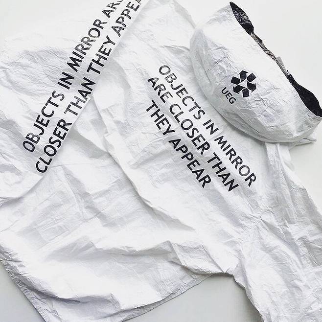 타이백 소재로 만들어진 종이 재킷인 ‘페이퍼잭’. 출처=scontent.cdninstagram.com